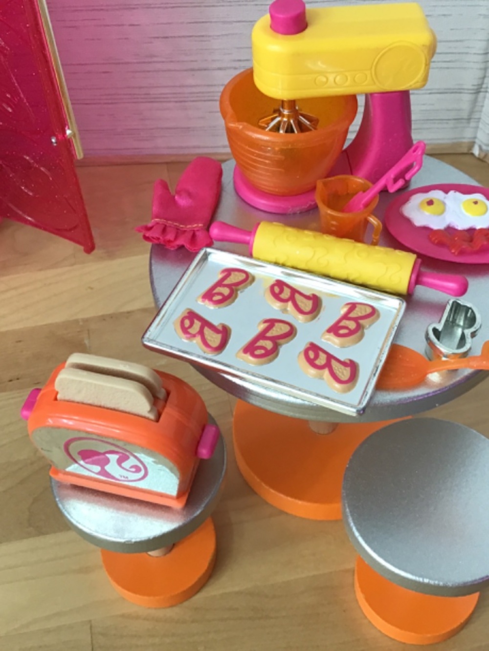 2010 Barbie Glam Fridge and Accessories - Picture 4 of 14